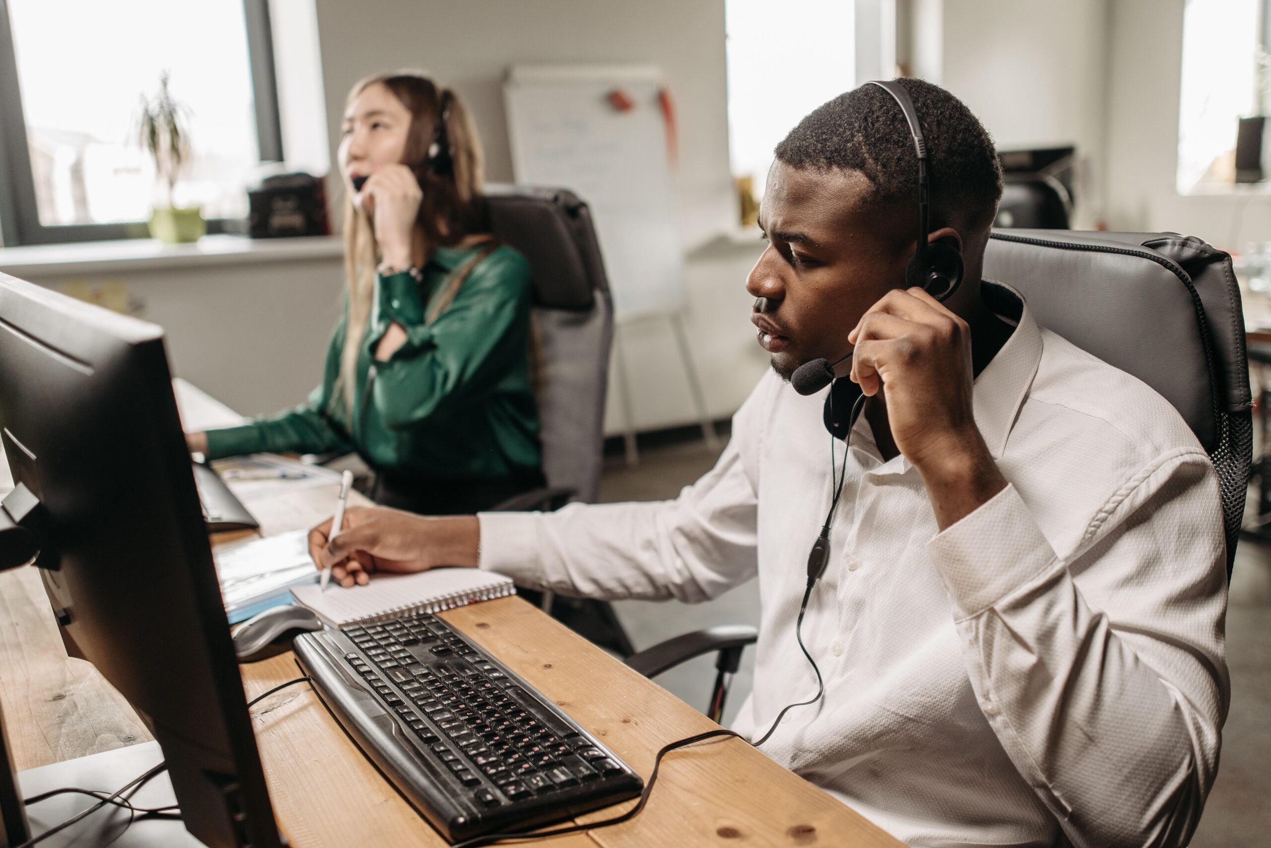 AI chat assistant ecommerce B2B